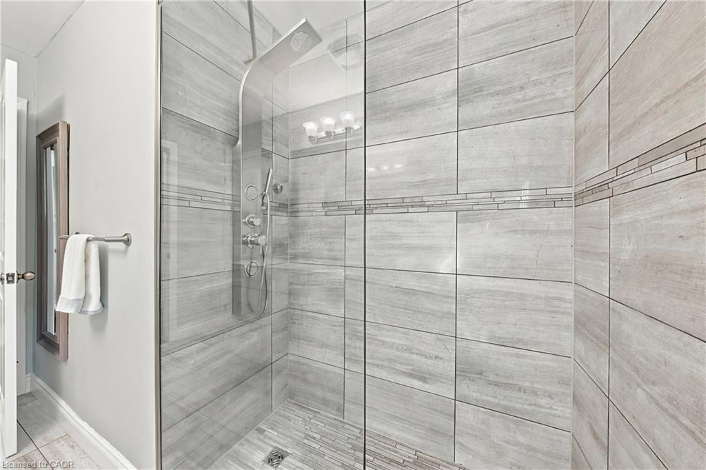 2231 Urwin Crescent Property Photo 17