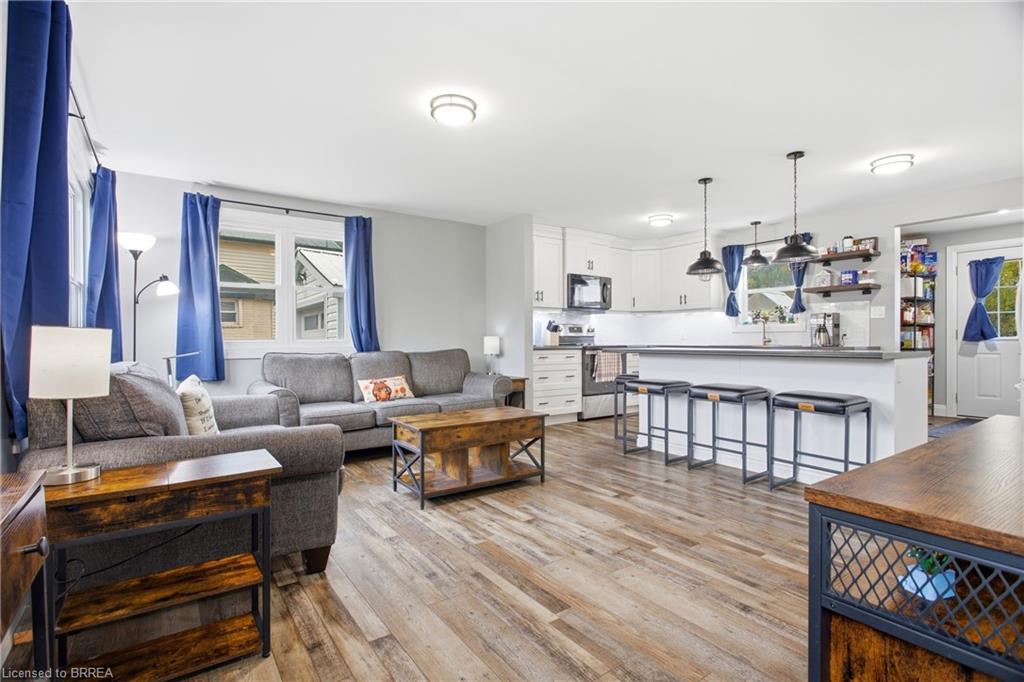 60 Railway Street W Property Photo 6