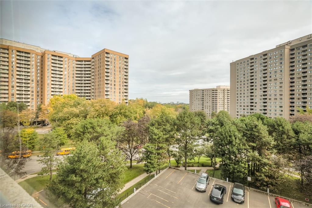 612-3695 Kaneff Crescent Property Photo 21