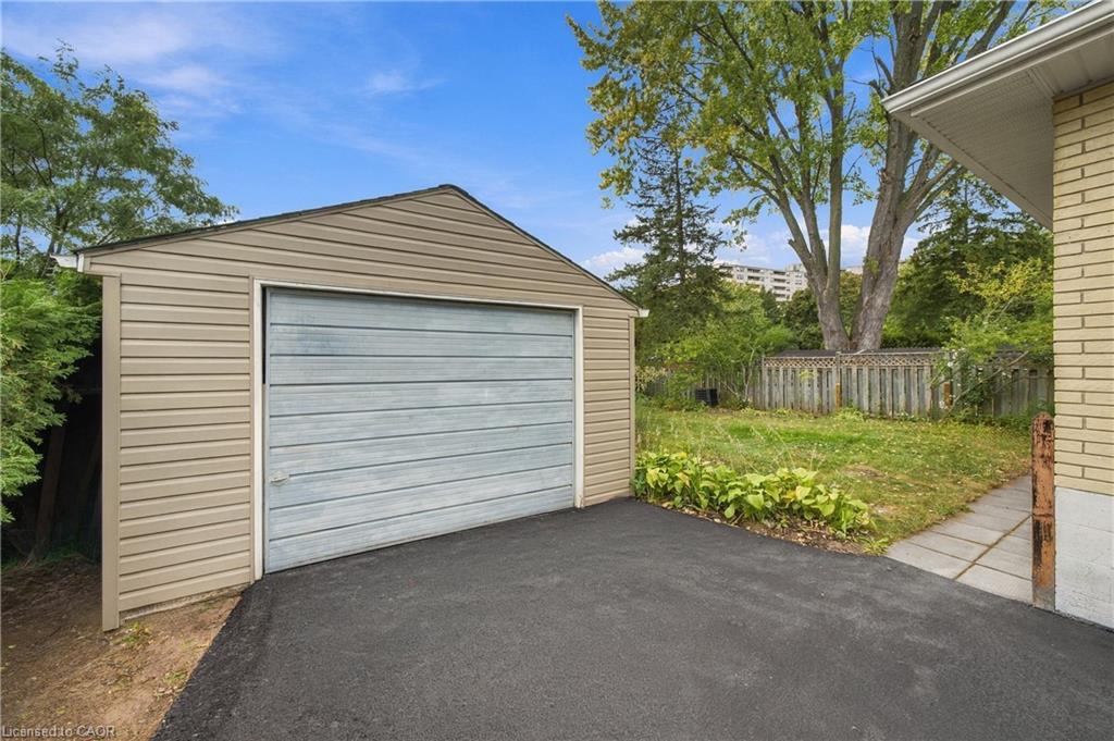 662 Dynes Road Property Photo 6