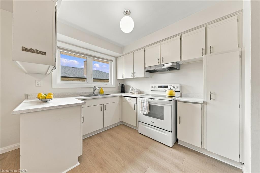 662 Dynes Road Property Photo 11