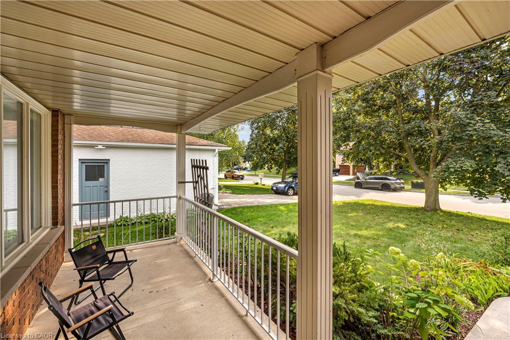 598 Black Oak Crescent Property Photo 2