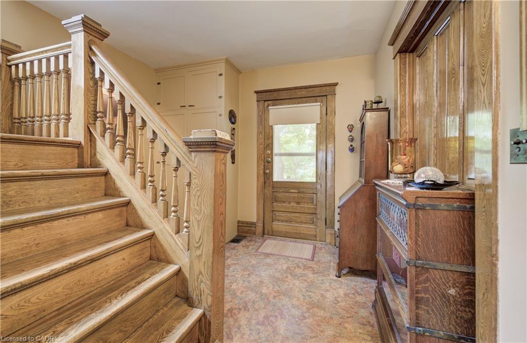 46 Ellen Street W Property Photo 8