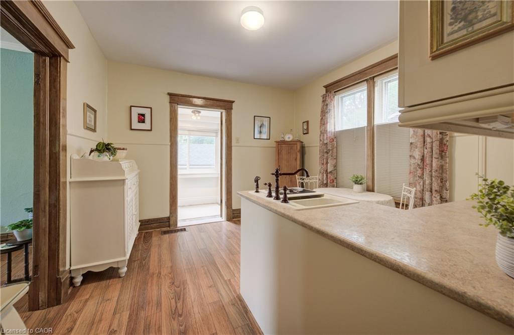 46 Ellen Street W Property Photo 9