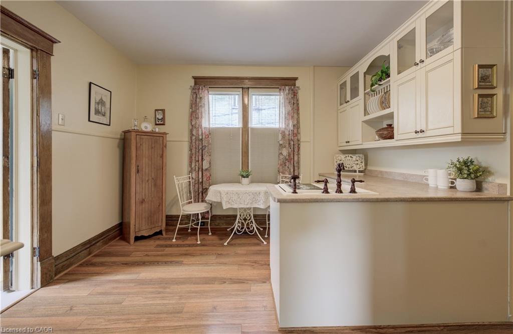 46 Ellen Street W Property Photo 12