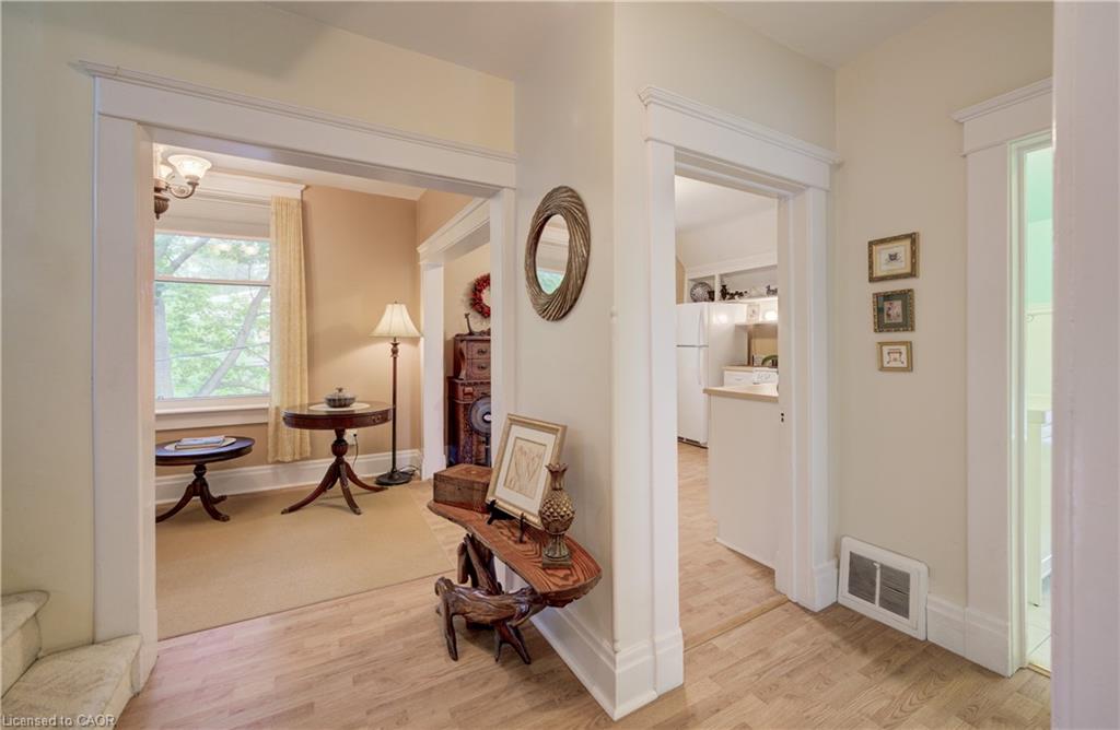 46 Ellen Street W Property Photo 25