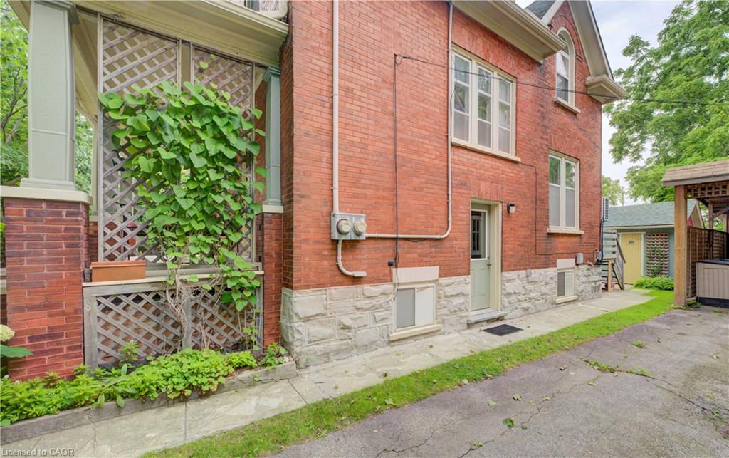 46 Ellen Street W Property Photo 35
