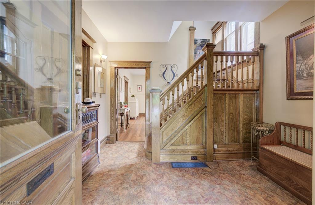 46 Ellen Street W Property Photo 7