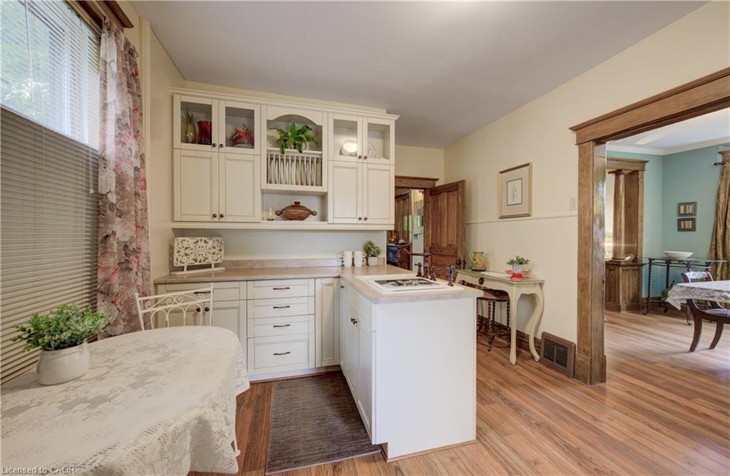46 Ellen Street W Property Photo 11