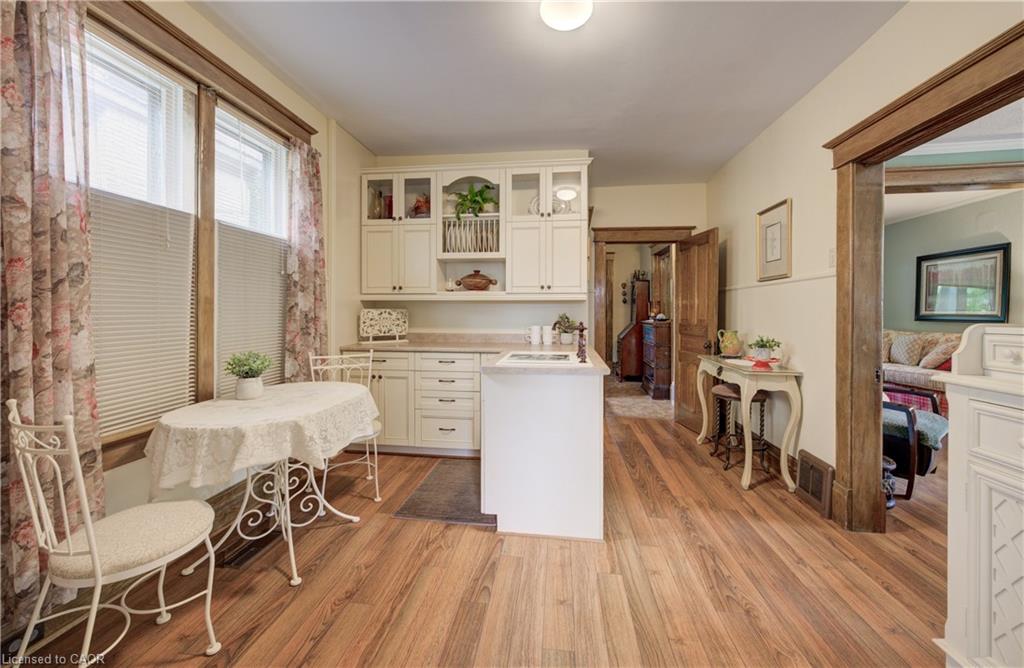 46 Ellen Street W Property Photo 12