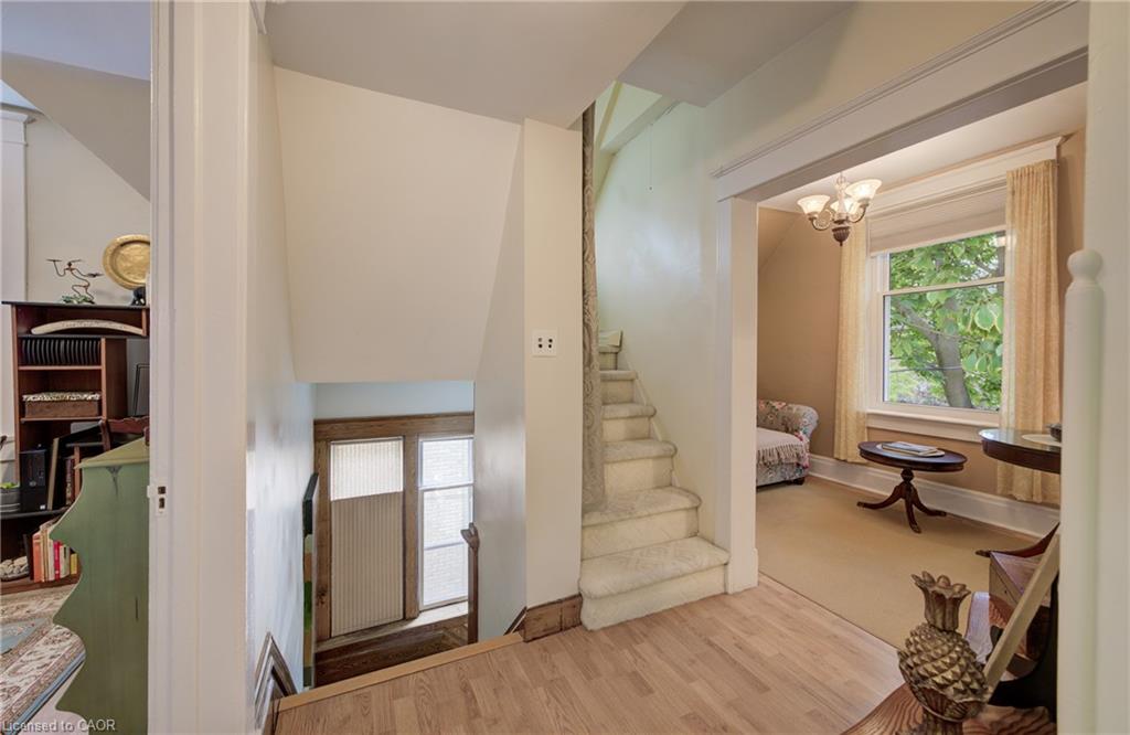 46 Ellen Street W Property Photo 21