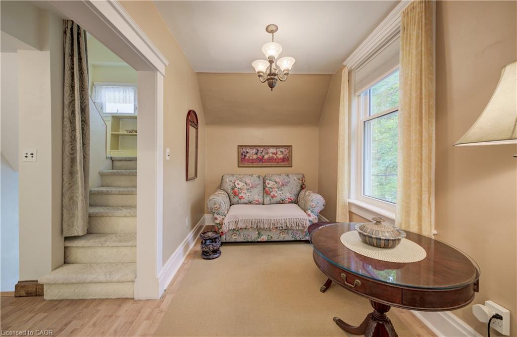46 Ellen Street W Property Photo 22