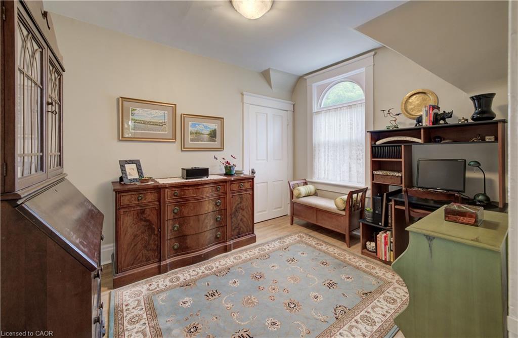 46 Ellen Street W Property Photo 26