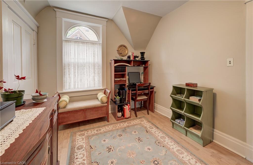 46 Ellen Street W Property Photo 27