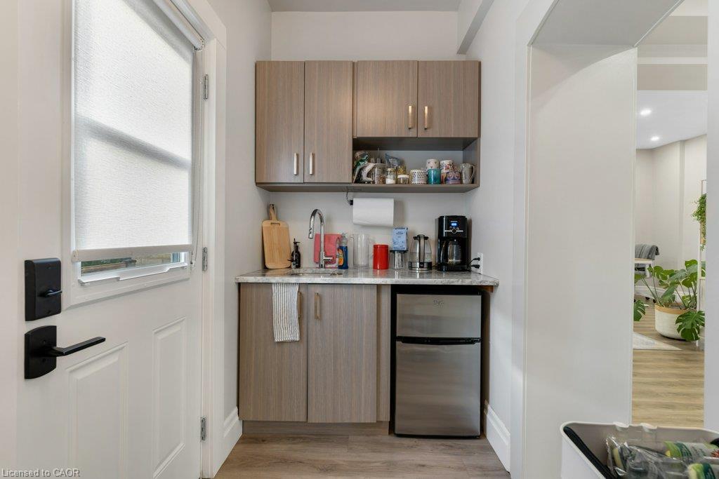 33 Young Street E Property Photo 17