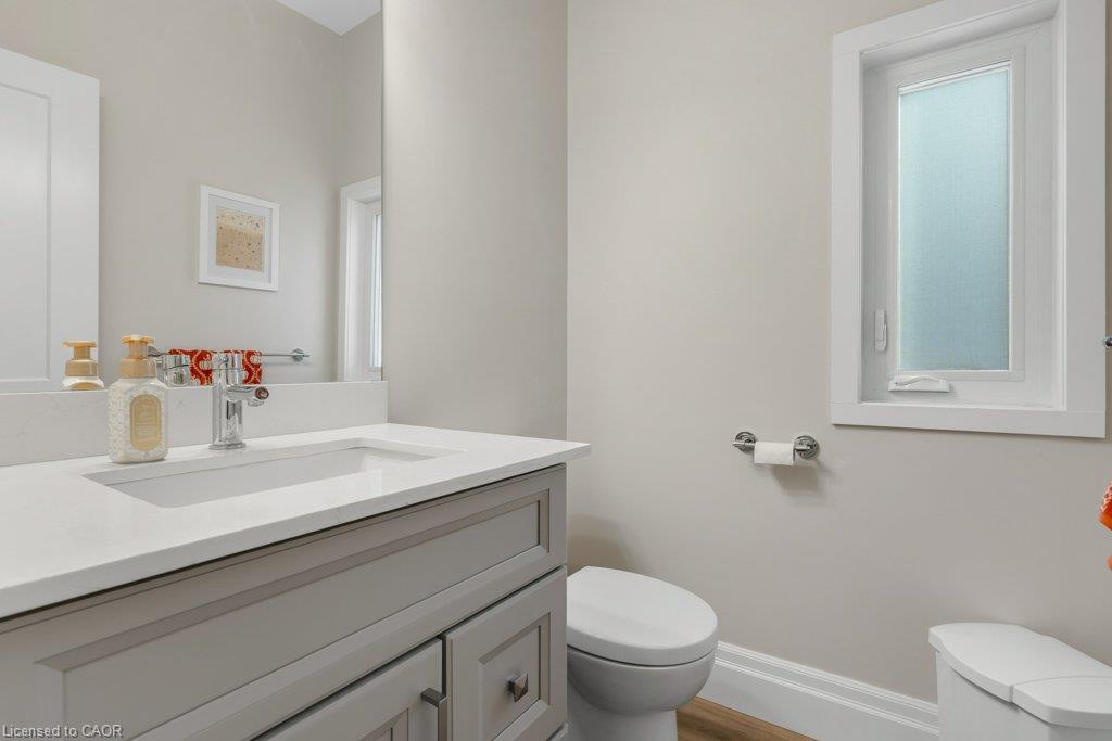33 Young Street E Property Photo 18