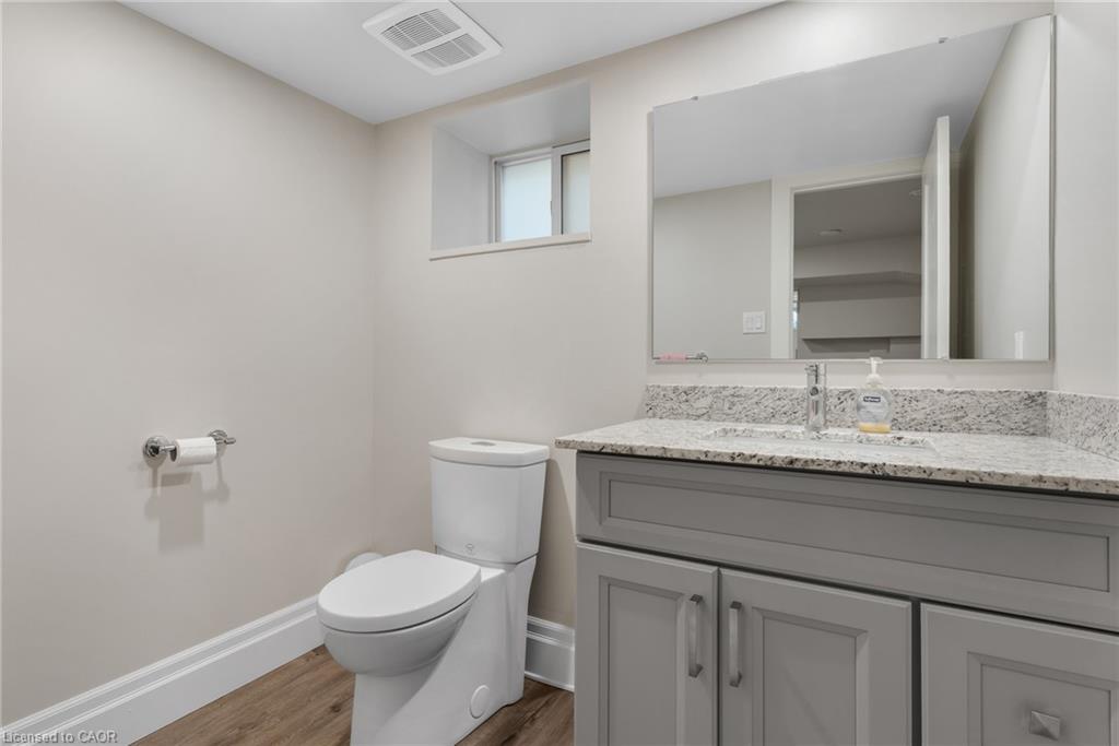 33 Young Street E Property Photo 21