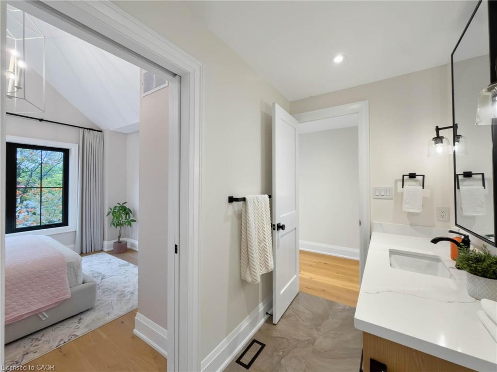 260 Kent Crescent Property Photo 32