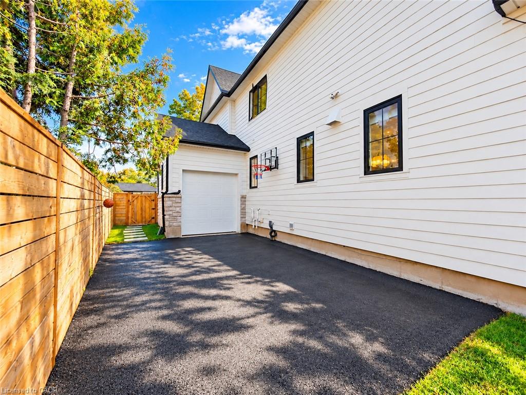 260 Kent Crescent Property Photo 45