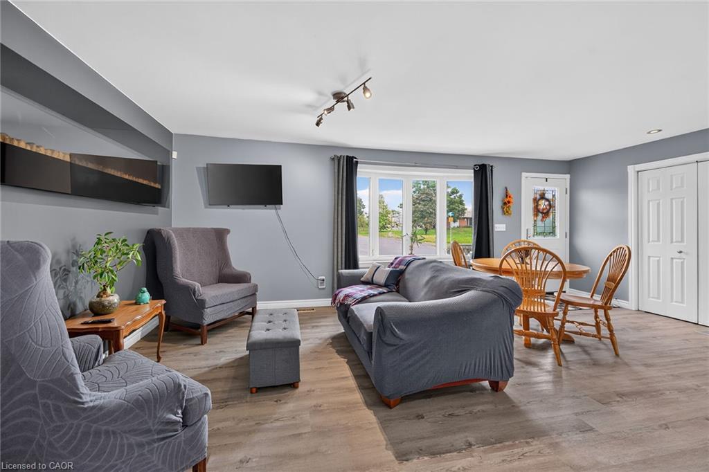 28 Nelles Street E Property Photo 15