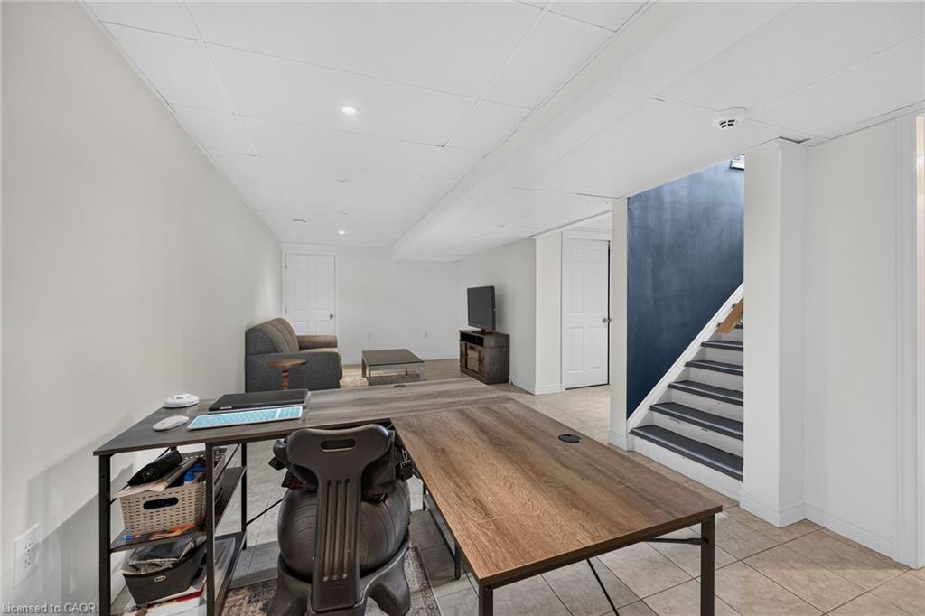 28 Nelles Street E Property Photo 35