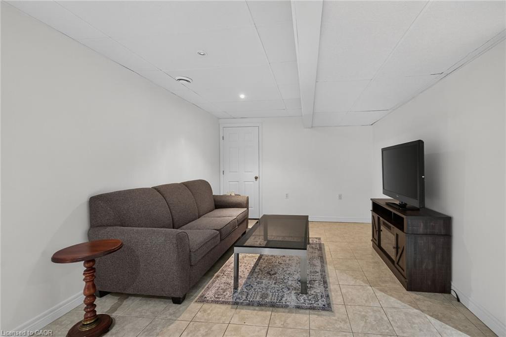 28 Nelles Street E Property Photo 36