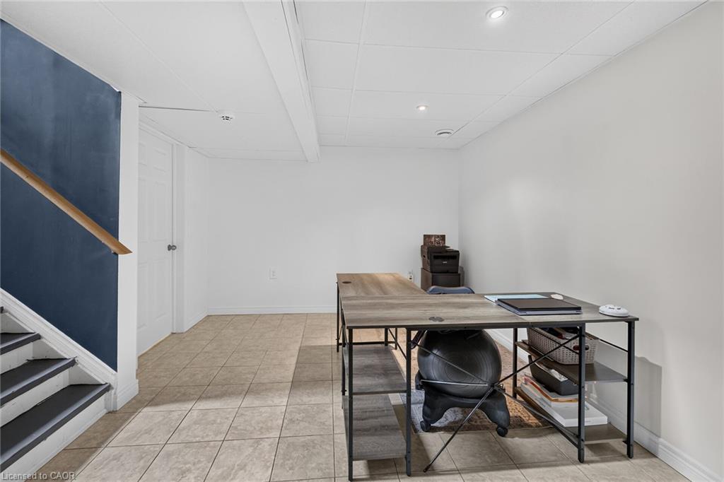 28 Nelles Street E Property Photo 39