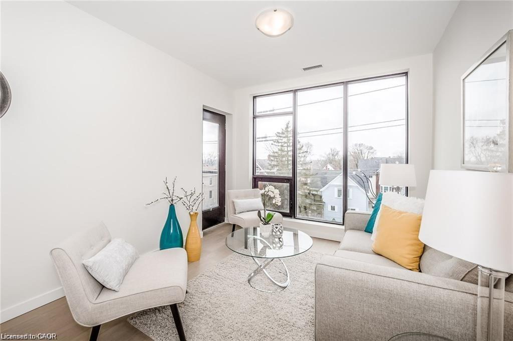 403-690 King Street W Property Photo 8