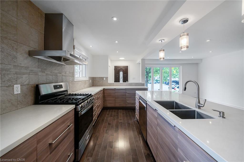 1254 Napier Crescent Property Photo 4