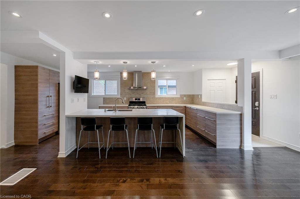1254 Napier Crescent Property Photo 9