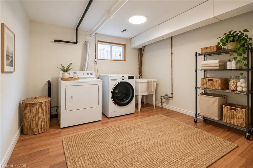1254 Napier Crescent Property Photo 16