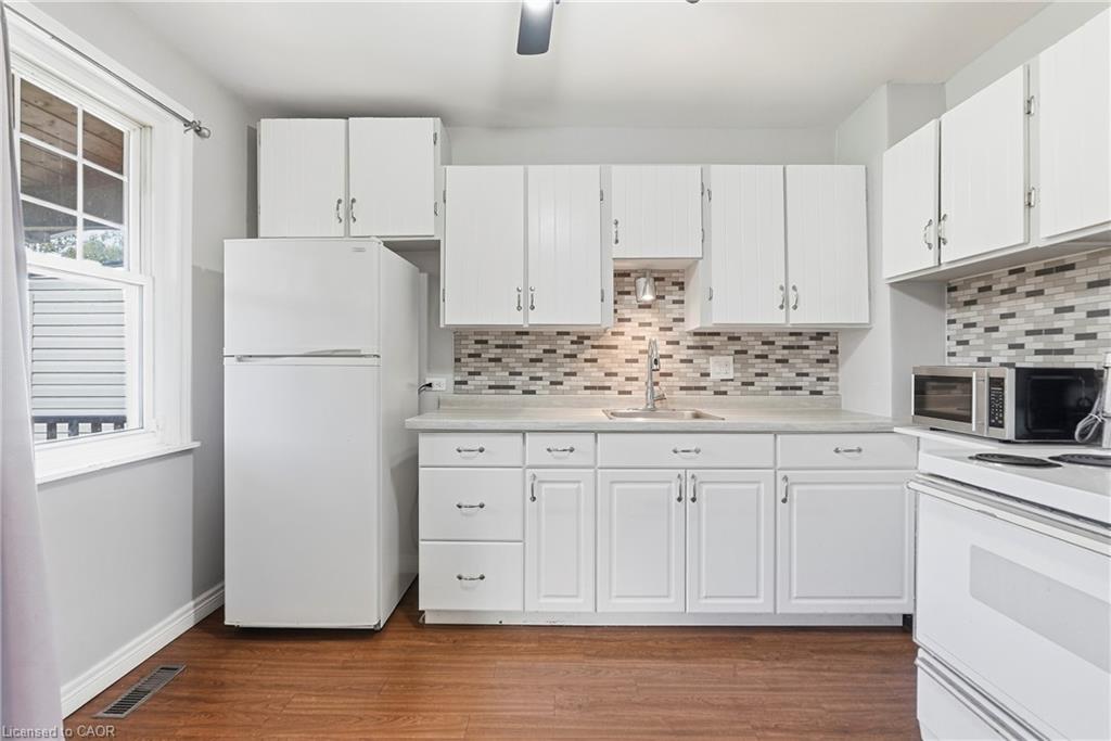 77 Province Street N Property Photo 14