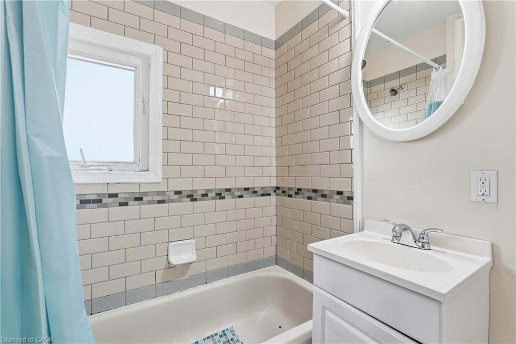 77 Province Street N Property Photo 18