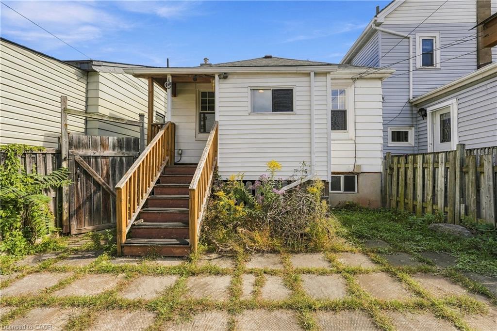 77 Province Street N Property Photo 23