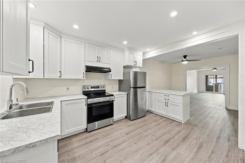46 Grand River Street N Property Photo 8