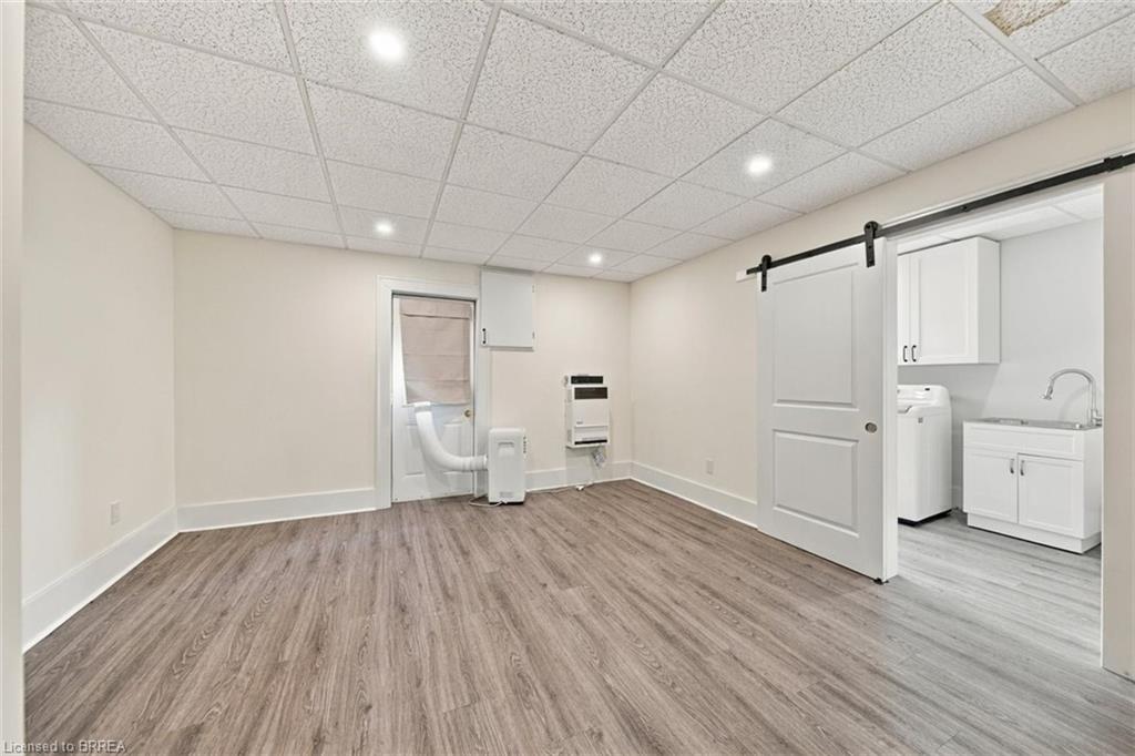 46 Grand River Street N Property Photo 18