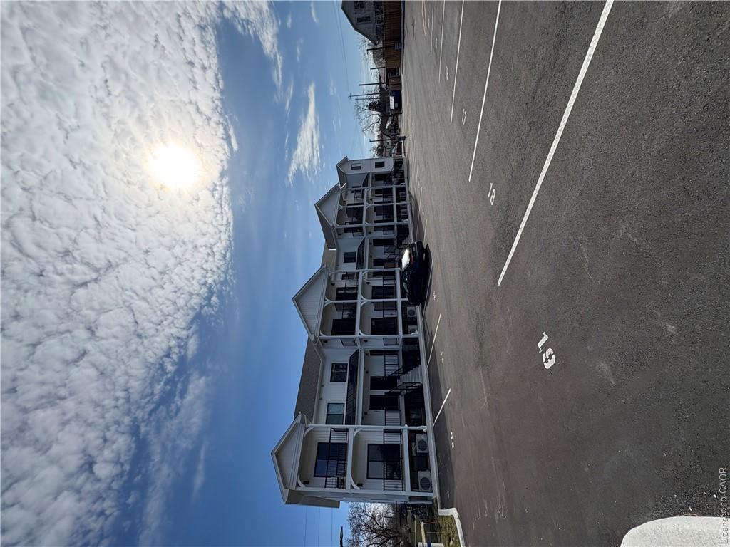 105-600 Norfolk Street Property Photo 8