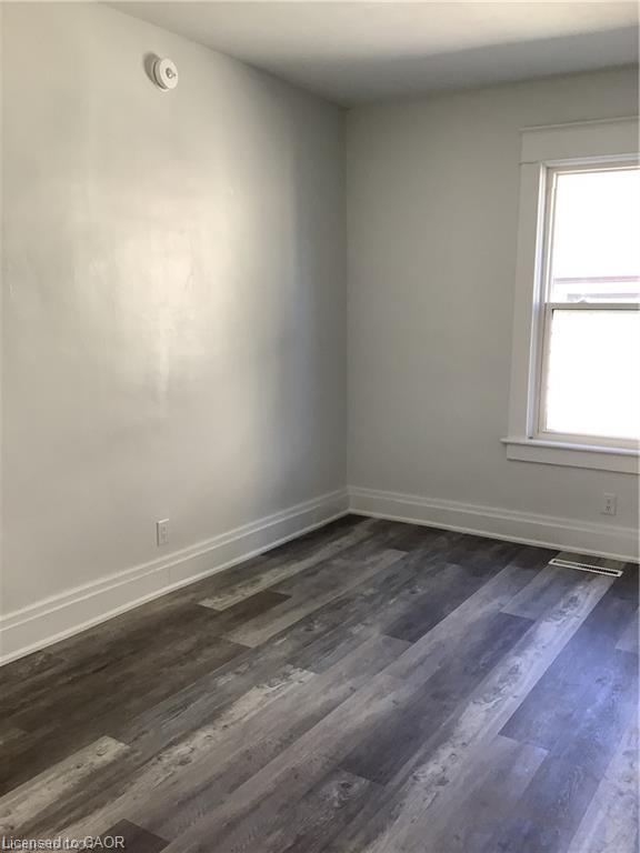 4-90 Kent Street S Property Photo 5