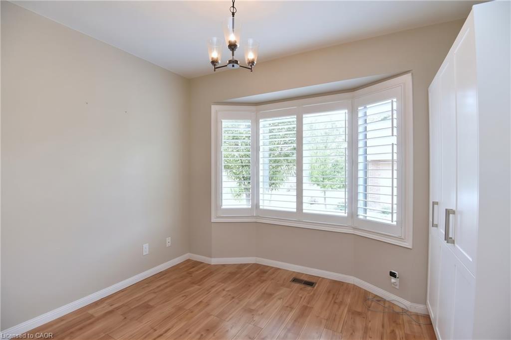 157 Silverbirch Boulevard Property Photo 33
