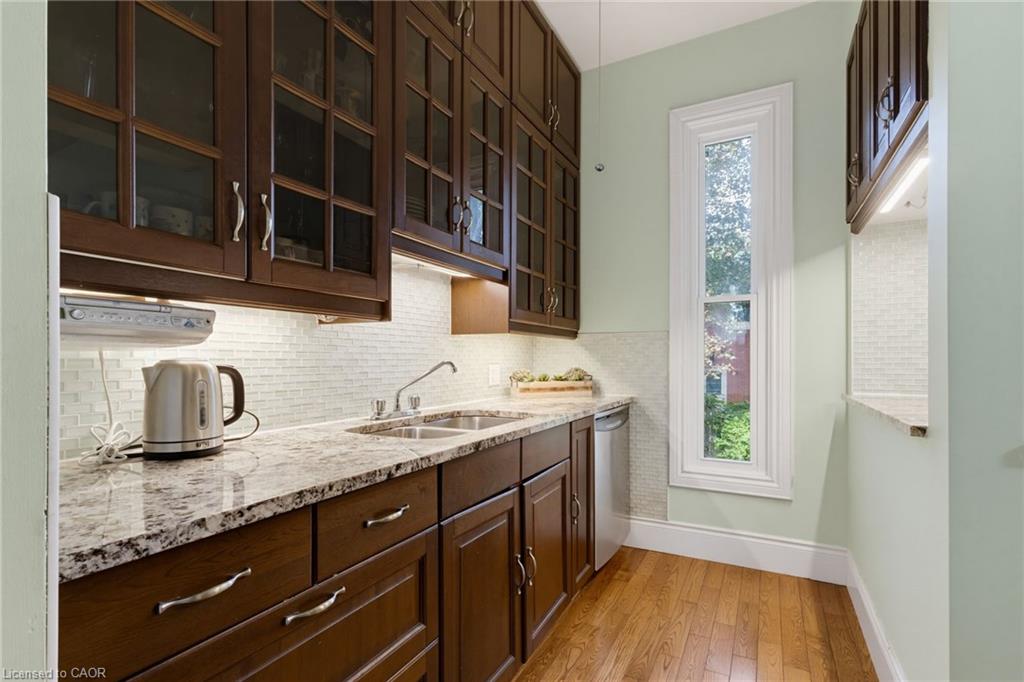 4245 William Street Property Photo 10