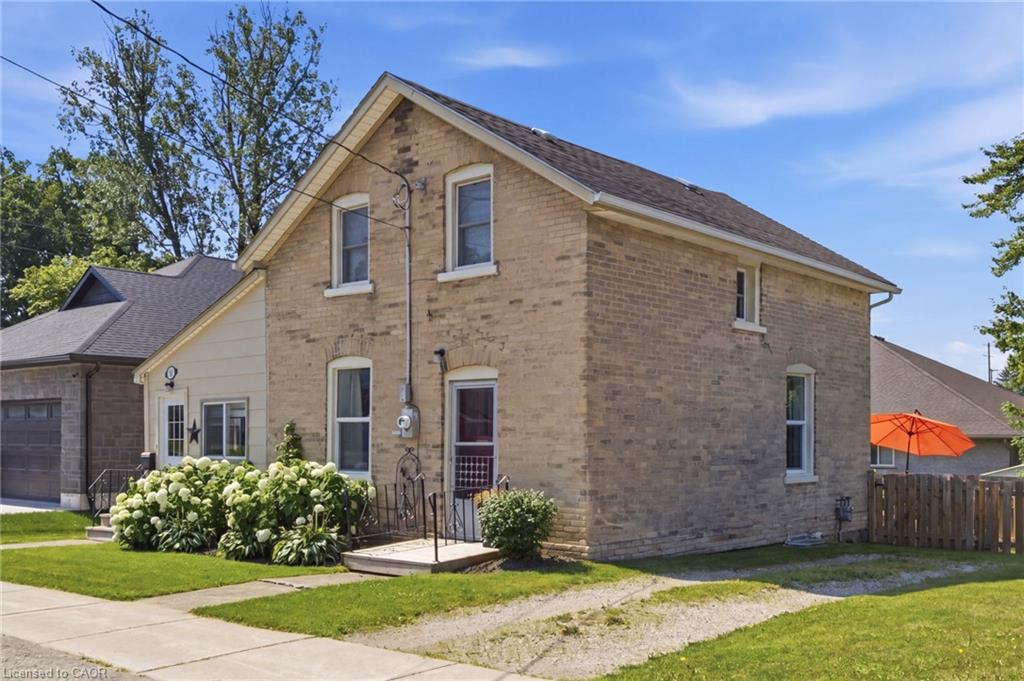 520 Elma Street W Property Photo 3