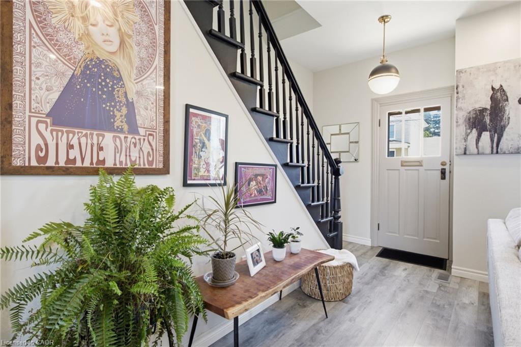 520 Elma Street W Property Photo 8