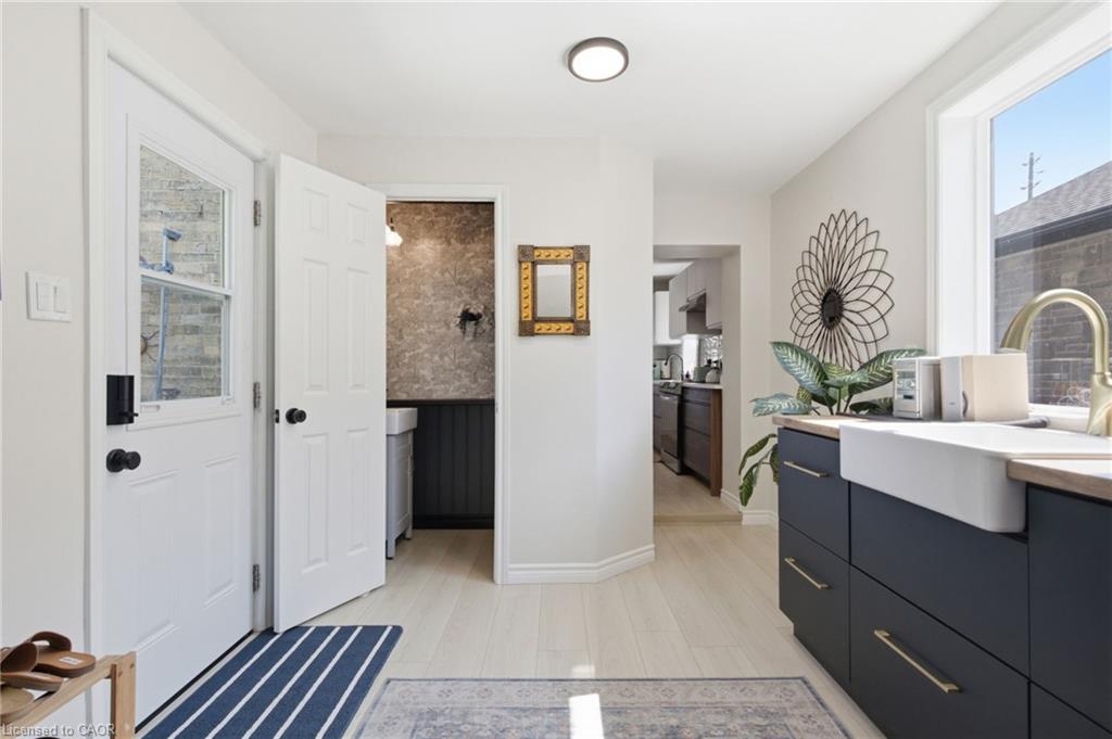 520 Elma Street W Property Photo 22