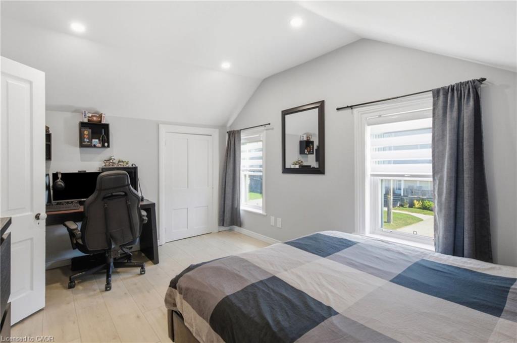 520 Elma Street W Property Photo 28
