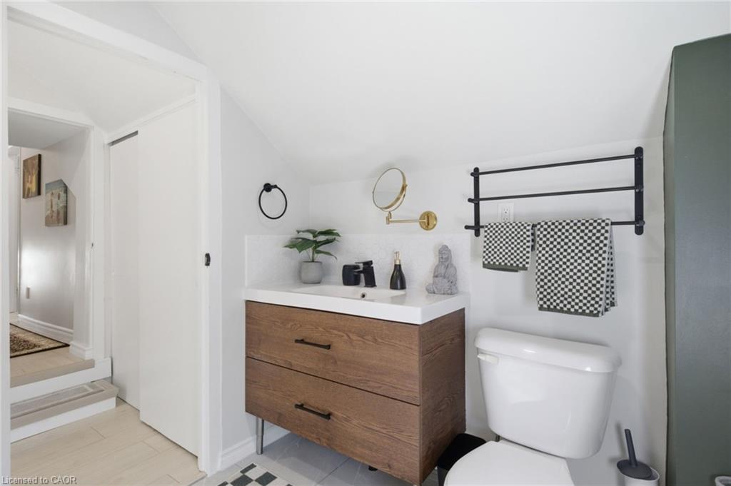 520 Elma Street W Property Photo 32