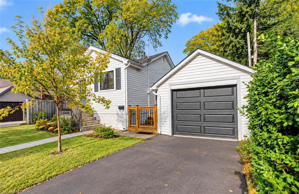 8 Peel Street N Property Photo 3
