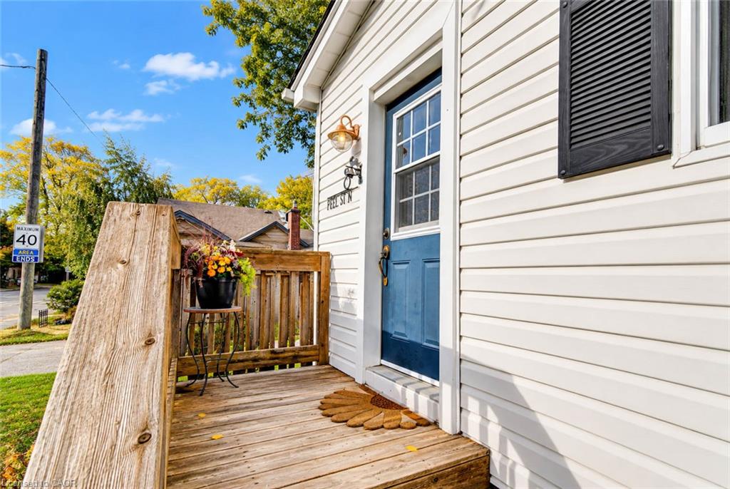 8 Peel Street N Property Photo 6