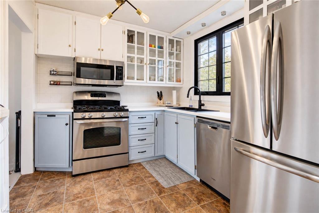 8 Peel Street N Property Photo 10