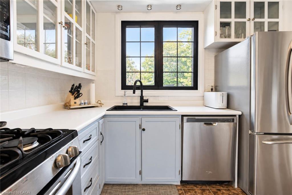8 Peel Street N Property Photo 11