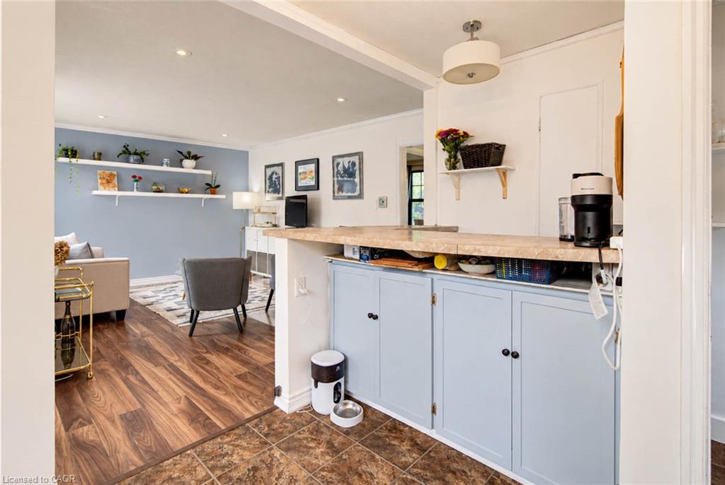 8 Peel Street N Property Photo 12